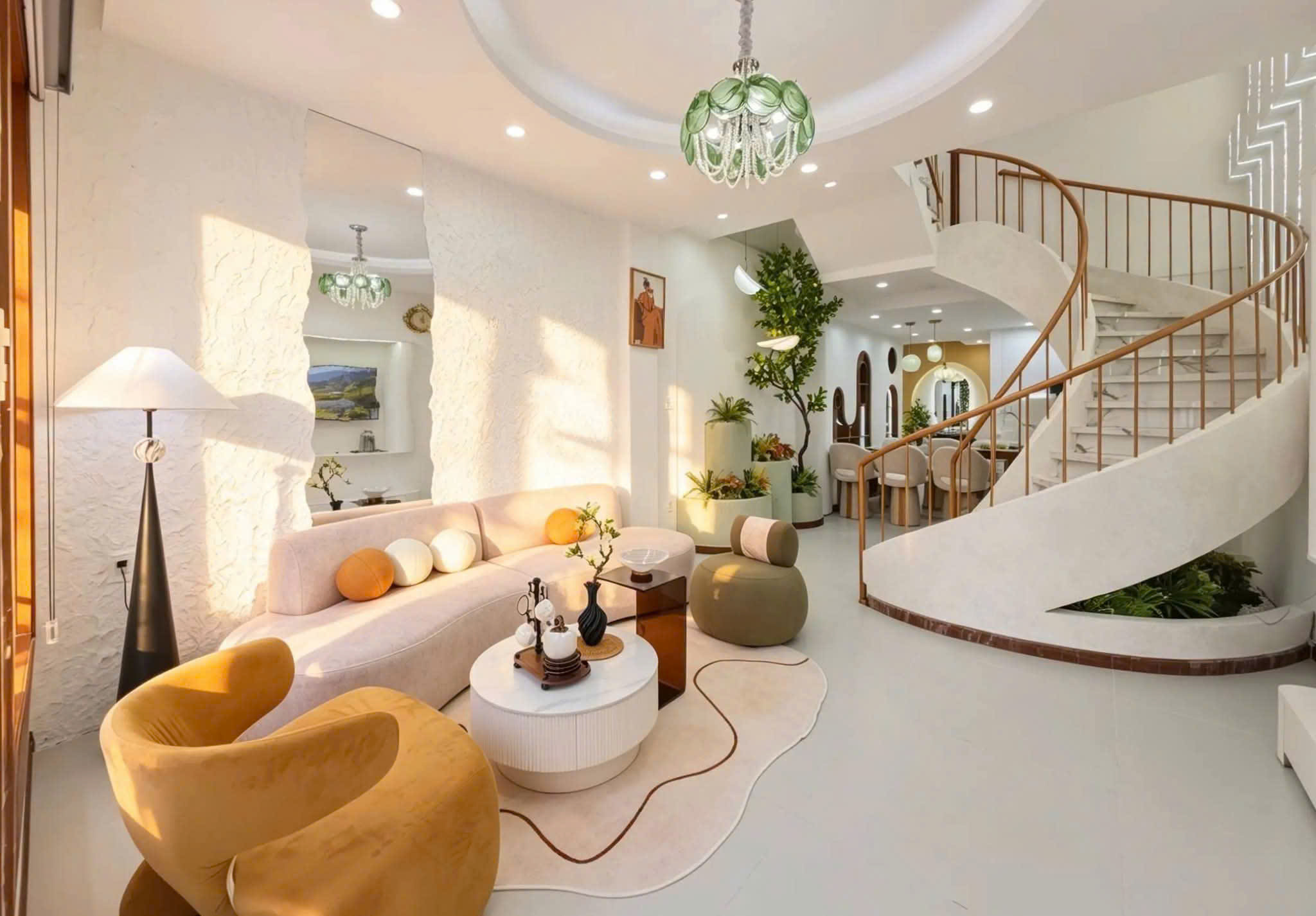 Phòng khách rộng với cầu thang uốn cong